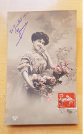 ACP - Ancienne Carte Postale - 1910 - FEMME  - FLEURS ROSES -  TBE - Collezioni E Lotti