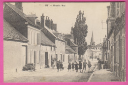 D70 - GY - GRANDE RUE - Nombreux Enfants Dans La Rue  - Gy