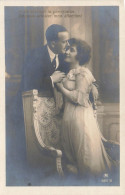 COUPLE - Accordez Moi La Permission - Un Homme Enlaçant Sa Femme - Carte Postale Ancienne - Couples
