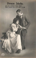 COUPLE - Douce Idylle - Je Vous Entends L'âme Ravie - Femme Assise Sur Une Chaise - Carte Postale Ancienne - Koppels