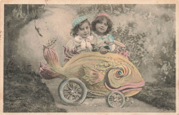 FANTAISIES - Des Enfants Dans Un Char En Forme De Poisson - Colorisé - Carte Postale Ancienne - Other & Unclassified