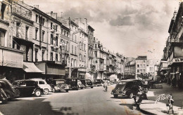 Niort * La Rue Victor Hugo * Commerces Magasins * Automobile Voiture Ancienne - Niort