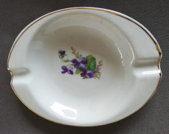 Cendrier En Porcelaine De Baudour, Décoré De Violettes - Porcelana