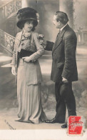 COUPLE - Monsieur Offre Une Fleur à Madame - Carte Postale Ancienne - Koppels