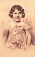 ENFANT - Une Fillette En Robe Blanche Avec Des Fleurs - Cheveux Bruns Et Courts - Carte Postale Ancienne - Other & Unclassified