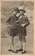 ENFANT - Deux Fillettes Tenant Une Branche De Pin - Carte Postale Ancienne - Sonstige & Ohne Zuordnung