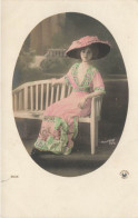 FANTAISIES - Une Femme Assise Sur Un Banc - Colorisé - Carte Postale Ancienne - Frauen