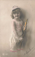 ENFANTS - Une Petite Fille Avec Un Faux Fusils - Colorisé - Carte Postale Ancienne - Portretten