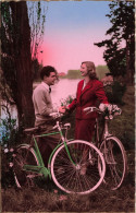 COUPLE - Un Couple Avec Leurs Vélos Près D'un Lac - Carte Postale - Koppels
