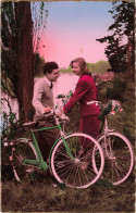 COUPLE - Un Couple Avec Leurs Vélos Près D'un Lac - Carte Postale - Koppels