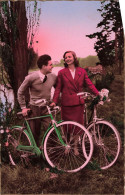 COUPLE - Un Couple Avec Leurs Vélos Près D'un Lac - Carte Postale - Coppie