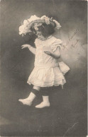 ENFANTS - Une Petite Fille Avec Une Robe Et Un Chapeau Orné De Fleurs - Carte Postale Ancienne - Portretten