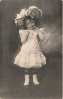 ENFANTS - Une Petite Fille Avec Une Robe Et Un Chapeau Orné De Fleurs - Carte Postale Ancienne - Portretten