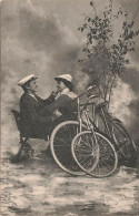 COUPLE - Un Couple Avec Leurs Vélos - Homme Tenant Le Menton De Sa Femme - Carte Postale Ancienne - Koppels