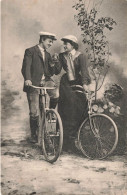 COUPLE - Un Couple Sur Leurs Vélos - Couple Se Tenant La Main - Dos Non Divisé - Carte Postale Ancienne - Couples