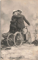 COUPLE - Un Couple Sur Leurs Vélos Sur Le Point De S'embrasser - Dos Non Divisé - Carte Postale Ancienne - Koppels