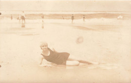 MODE - Une Fille En Tenue De Plage - Carte Postale Ancienne - Fashion