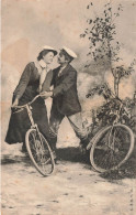 COUPLE - Un Couple Sur Leurs Vélos Sur Le Point De S'embrasser - Dos Non Divisé - Carte Postale Ancienne - Koppels