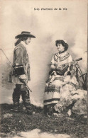 COUPLE - Les Charmes De La Vie - Théâtre - Déguisement De Mousquetaire - Carte Postale Ancienne - Frauen