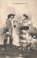 COUPLE - Les Charmes De La Vie - Théâtre - Déguisement De Mousquetaire - Baise Main - Carte Postale Ancienne - Femmes