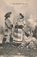 COUPLE - Les Charmes De La Vie - Théâtre - Déguisement De Mousquetaire - Carte Postale Ancienne - Women
