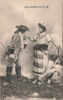 COUPLE - Les Charmes De La Vie - Théâtre - Déguisement De Mousquetaire - Baise Main -  Carte Postale Ancienne - Femmes