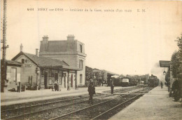 MÉRY SUR OISE L'intérieur De La Gare, Arrivée D'un Train - Mery Sur Oise