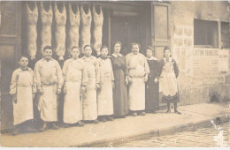 Carte Photo - Vitrine Boucherie - Journal L'action Française - Animé - Boucher - Cochon -  Carte Postale Ancienne - Ambachten