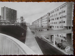 92 - BAGNEUX - Tour 2 - Bâtiment A1 - Sente Des Cuverons. (Immeubles HLM / Voiture: Citroen Traction) CPSM - Bagneux