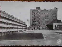 92 - BAGNEUX - Tour 3 - Aire De Jeux. (Immeubles HLM) CPSM - Bagneux