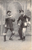 Deux Hommes Déguisés En Clouwn - Soldats? -  Spectacle - Cirque - Carte Photo - Carte Postale Ancienne - Circus