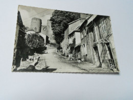 DEP 23 CREUSE CARTE ANCIENNE EN NOIR ET BLANC GAUFRE DE 1961 CROCQ CENTRE TOURISTIQUE RENOMME LA RUE DES TOURS FEODALE - Crocq