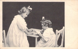 Enfants - Jeux De Cartes - Deux Petites Filles Qui Jouent Aux Cartes - Carte Postale Ancienne - Cartas