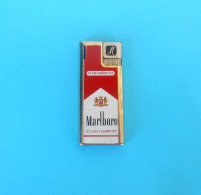 MARLBORO .... 20 Class A Cigarettes ... Vintage Gas Lighter * Old Essence Plus Légère Alte Benzinfeuerzeug Gasoline - Andere & Zonder Classificatie