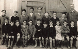 ECOLES - Photo De Classe Des élèves De L'école Des Garçons - Carte Postale Ancienne - Ecoles