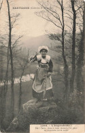 FRANCE - Bretagne - L'imprudente! - Une Fille Sur Un Rocher Dans La Forêt - Carte Postale Ancienne - Bretagne