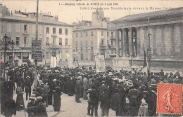 CPA 30 MEETING VITICOLE DE NIMES DU 2 JUIN 1907 / DEFILE DES 250 000 MANIFESTANTS DEVANT LA MAISON CARREE - Nîmes