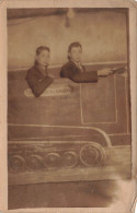 JEUX - Jeunes Hommes Dans Un Train En Jouet - Carte Postale Ancienne - Other & Unclassified