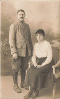 COUPLES - Couple Posant Pour Une Photo - Femme Assise - Carte Postale Ancienne - Koppels