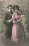 COUPLES - Homme Tenant Sa Femme- Carte Postale Ancienne - Coppie