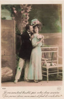 COUPLES - Homme Tenant Sa Femme - Fantaisie - Carte Postale Ancienne - Koppels