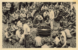 MILITARIA - Casernes - Soldats Faisant Les Corvées - Carte Postale Ancienne - Casernes