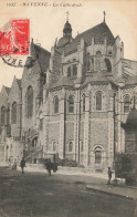 Mayenne * Place Et La Cathédrale * Kiosque à Journaux - Mayenne