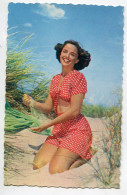 PIN  UPS   Jeune Femme à La Plage Jouant Avec Le Sable  écrite Vers 1950  Edit PC Paris        D15 2023  - Pin-Ups