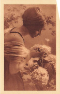 FANTAISIES - Femme - Femme Sentant Des Fleurs - Carte Postale Ancienne - Femmes