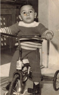 CARTE PHOTO - Un Petit Garçon Sur Une Bicyclette - Carte Postale Ancienne - Photographs