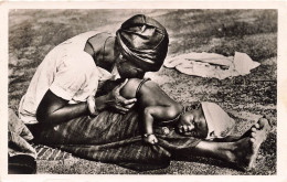 NIGER - Un Bébé Recevant Un Lavement - Carte Postale Ancienne - Níger