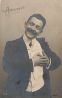 FANTAISIES - Un Homme Amoureux, Souriant Tout En Touchant Son Cœur - Carte Postale Ancienne - Hombres