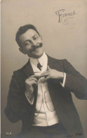 FANTAISIES - Un Homme Fiancé Montrant Sa Bague - Carte Postale Ancienne - Hombres