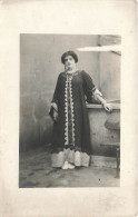 MODE - Une Femme Dans Une Robe Algérienne Très Longue - Carte Postale Ancienne - Moda